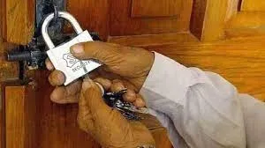 ताले लगे दरवाज़ों पर, और रिश्ते छूटते चले गए